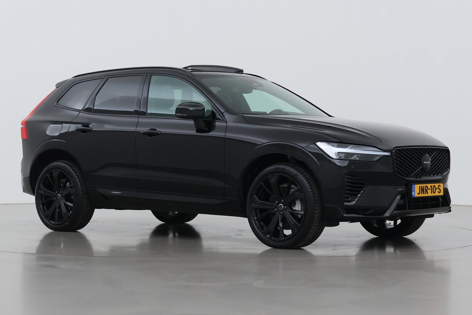 Volvo XC60 T8 Ultra Black Edition | Luchtvering | Bowers&Wilkins | Panoramadak | 360° Camera | Massage+Ventilatie | Head-Up | Trekhaak | BLIS | 21 Inch