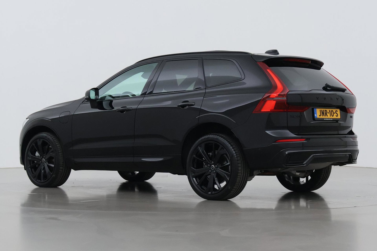 Volvo XC60 T8 Ultra Black Edition | Luchtvering | Bowers&Wilkins | Panoramadak | 360° Camera | Massage+Ventilatie | Head-Up | Trekhaak | BLIS | 21 Inch
