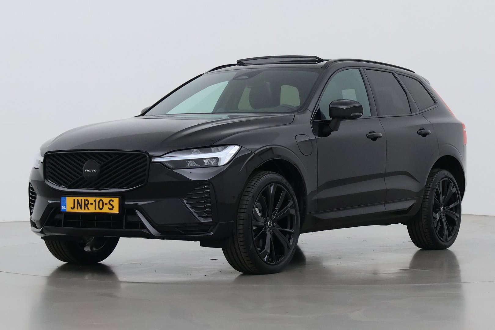 Volvo XC60 T8 Ultra Black Edition | Luchtvering | Bowers&Wilkins | Panoramadak | 360° Camera | Massage+Ventilatie | Head-Up | Trekhaak | BLIS | 21 Inch
