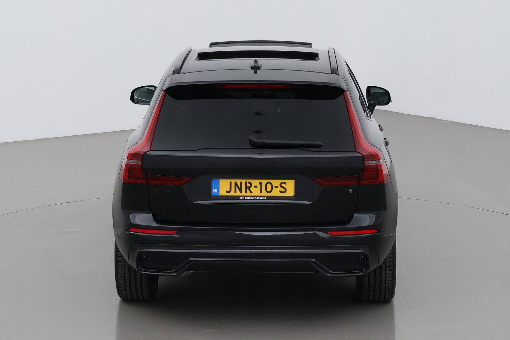 Volvo XC60 T8 Ultra Black Edition | Luchtvering | Bowers&Wilkins | Panoramadak | 360° Camera | Massage+Ventilatie | Head-Up | Trekhaak | BLIS | 21 Inch