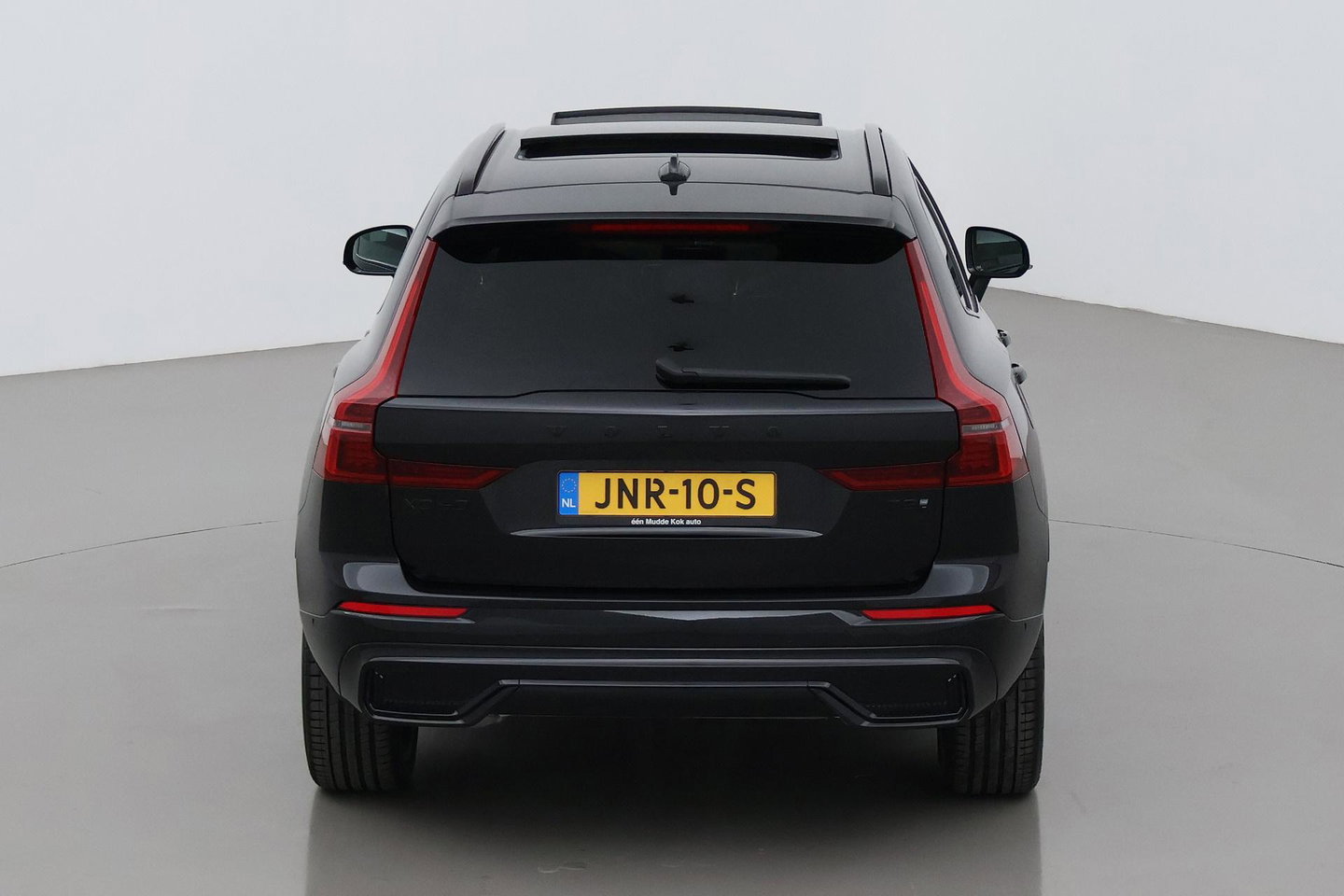 Volvo XC60 T8 Ultra Black Edition | Luchtvering | Bowers&Wilkins | Panoramadak | 360° Camera | Massage+Ventilatie | Head-Up | Trekhaak | BLIS | 21 Inch