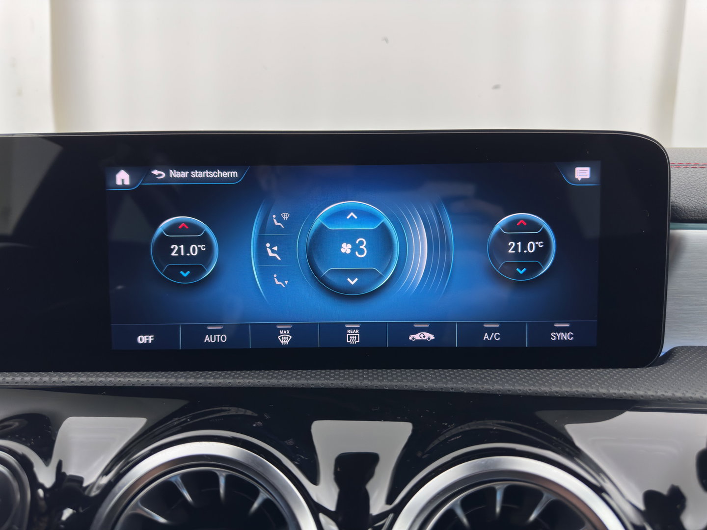 Mercedes-Benz CLA-Klasse 200 Business Solution AMG (INCL.BTW) Aut. *LEATHER-MICROFIBRE | FULL-LED | HEATED-SPORTSEATS | AMBIENT-LIGHT | DIGI-COCKPIT | DAB+ | NAVI-FULLMAP | CAMERA | PRIVACYGLASS | SHIFTPADDLES | 18''ALU*