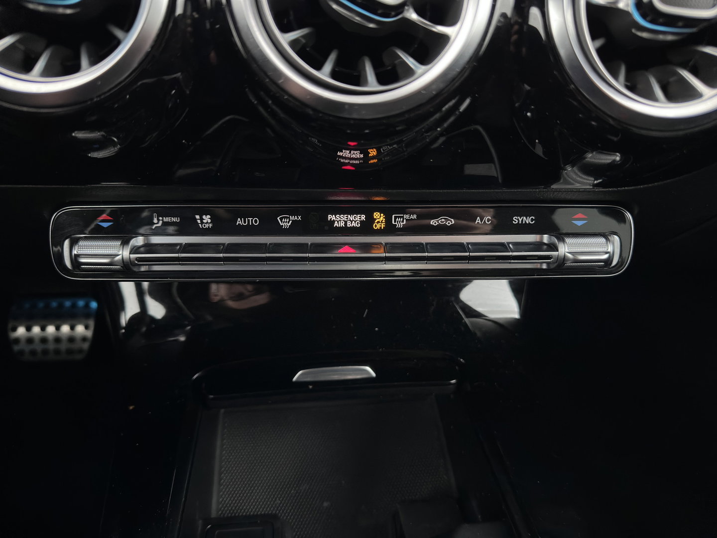 Mercedes-Benz CLA-Klasse 200 Business Solution AMG (INCL.BTW) Aut. *LEATHER-MICROFIBRE | FULL-LED | HEATED-SPORTSEATS | AMBIENT-LIGHT | DIGI-COCKPIT | DAB+ | NAVI-FULLMAP | CAMERA | PRIVACYGLASS | SHIFTPADDLES | 18''ALU*