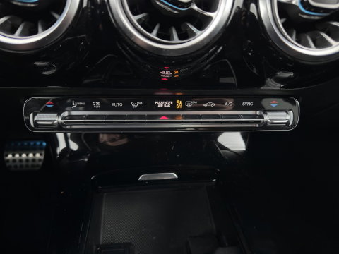 Mercedes-Benz CLA-Klasse 200 Business Solution AMG (INCL.BTW) Aut. *LEATHER-MICROFIBRE | FULL-LED | HEATED-SPORTSEATS | AMBIENT-LIGHT | DIGI-COCKPIT | DAB+ | NAVI-FULLMAP | CAMERA | PRIVACYGLASS | SHIFTPADDLES | 18''ALU*