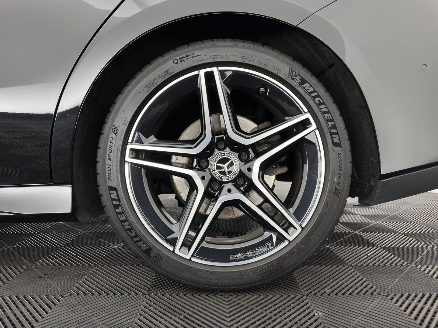 Mercedes-Benz CLA-Klasse 200 Business Solution AMG (INCL.BTW) Aut. *LEATHER-MICROFIBRE | FULL-LED | HEATED-SPORTSEATS | AMBIENT-LIGHT | DIGI-COCKPIT | DAB+ | NAVI-FULLMAP | CAMERA | PRIVACYGLASS | SHIFTPADDLES | 18''ALU*