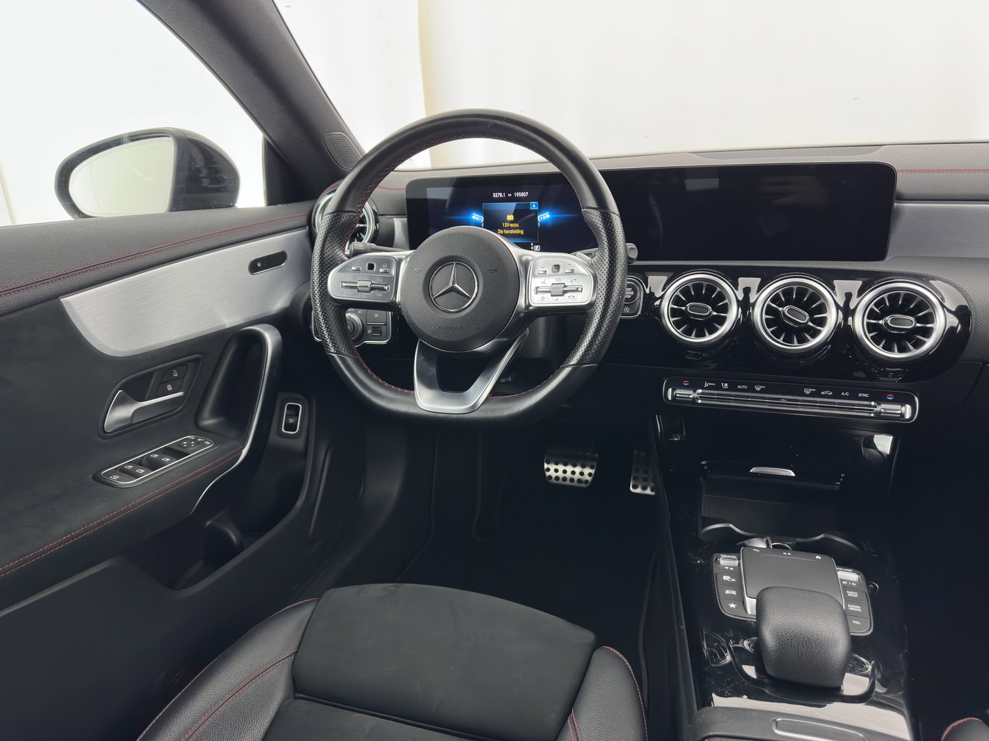 Mercedes-Benz CLA-Klasse 200 Business Solution AMG (INCL.BTW) Aut. *LEATHER-MICROFIBRE | FULL-LED | HEATED-SPORTSEATS | AMBIENT-LIGHT | DIGI-COCKPIT | DAB+ | NAVI-FULLMAP | CAMERA | PRIVACYGLASS | SHIFTPADDLES | 18''ALU*
