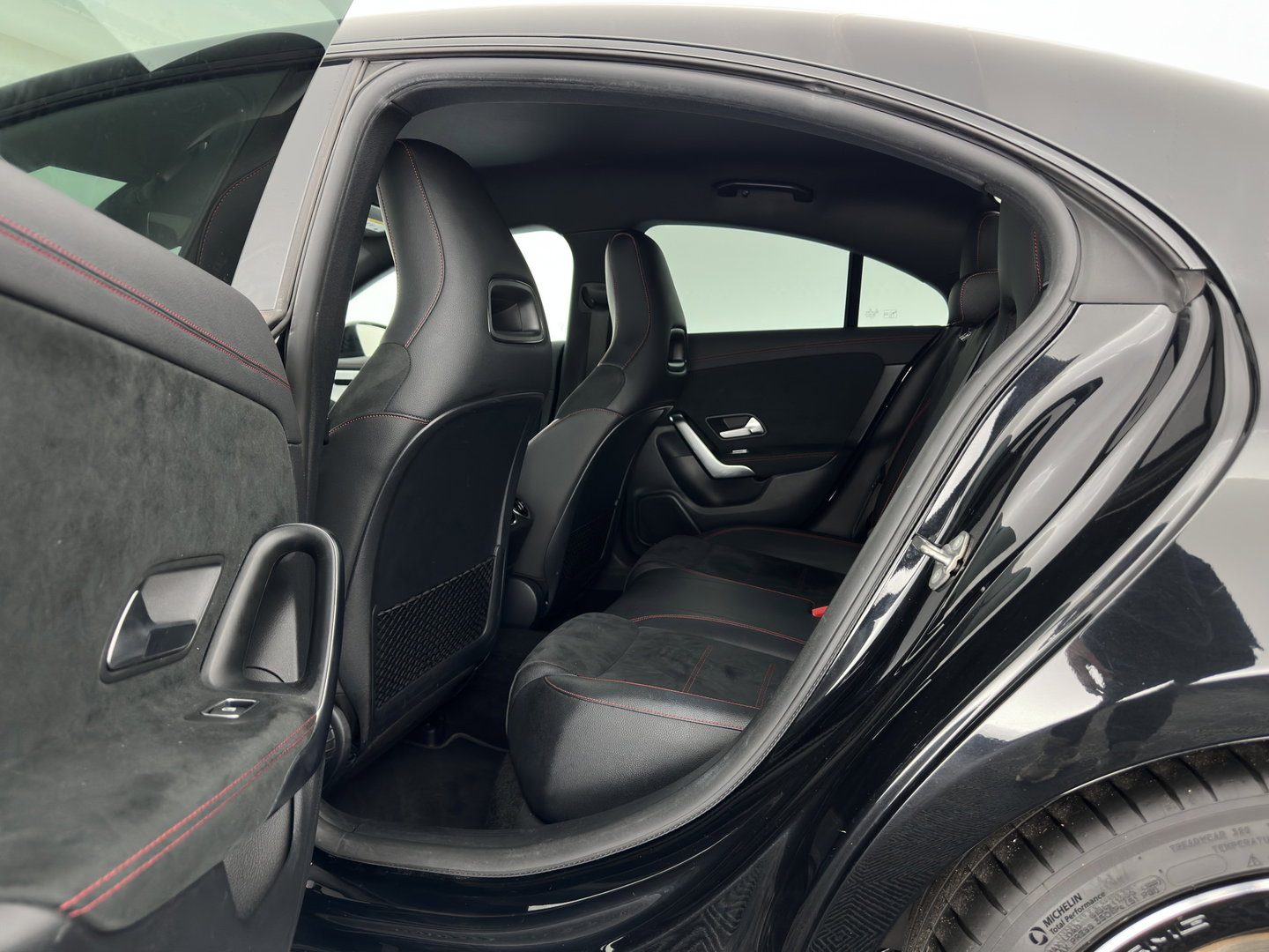 Mercedes-Benz CLA-Klasse 200 Business Solution AMG (INCL.BTW) Aut. *LEATHER-MICROFIBRE | FULL-LED | HEATED-SPORTSEATS | AMBIENT-LIGHT | DIGI-COCKPIT | DAB+ | NAVI-FULLMAP | CAMERA | PRIVACYGLASS | SHIFTPADDLES | 18''ALU*