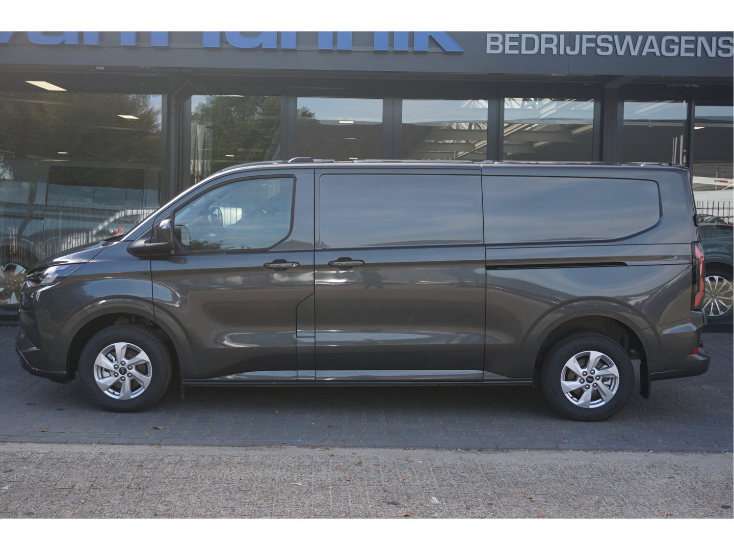 Ford E-Transit Custom 340L 218PK 71KWH AWD Limited Elektrisch AUT BPM VRIJ!! Apple CP/Android A, LED, Trekhaak, 2x Schuifdeur!! NR. EC51