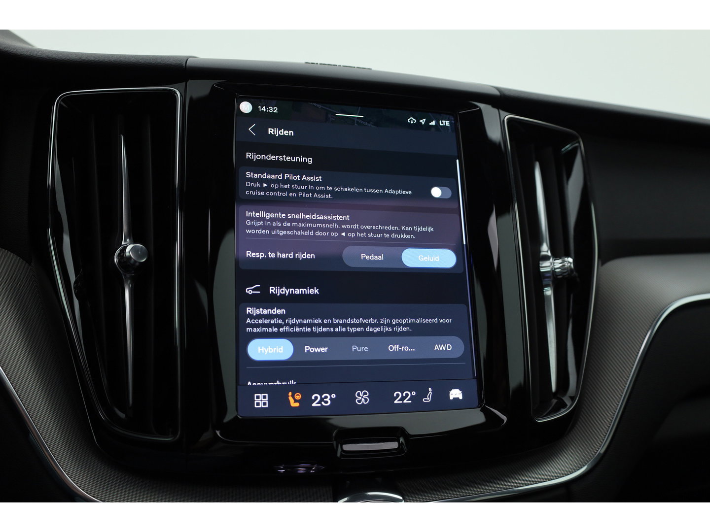 Volvo XC60 2.0 T8 Plug-in hybrid AWD Plus Black Edition | Pano | Soh 97% | Pilot Assist | H&K Audio | Mem. Stoelen |