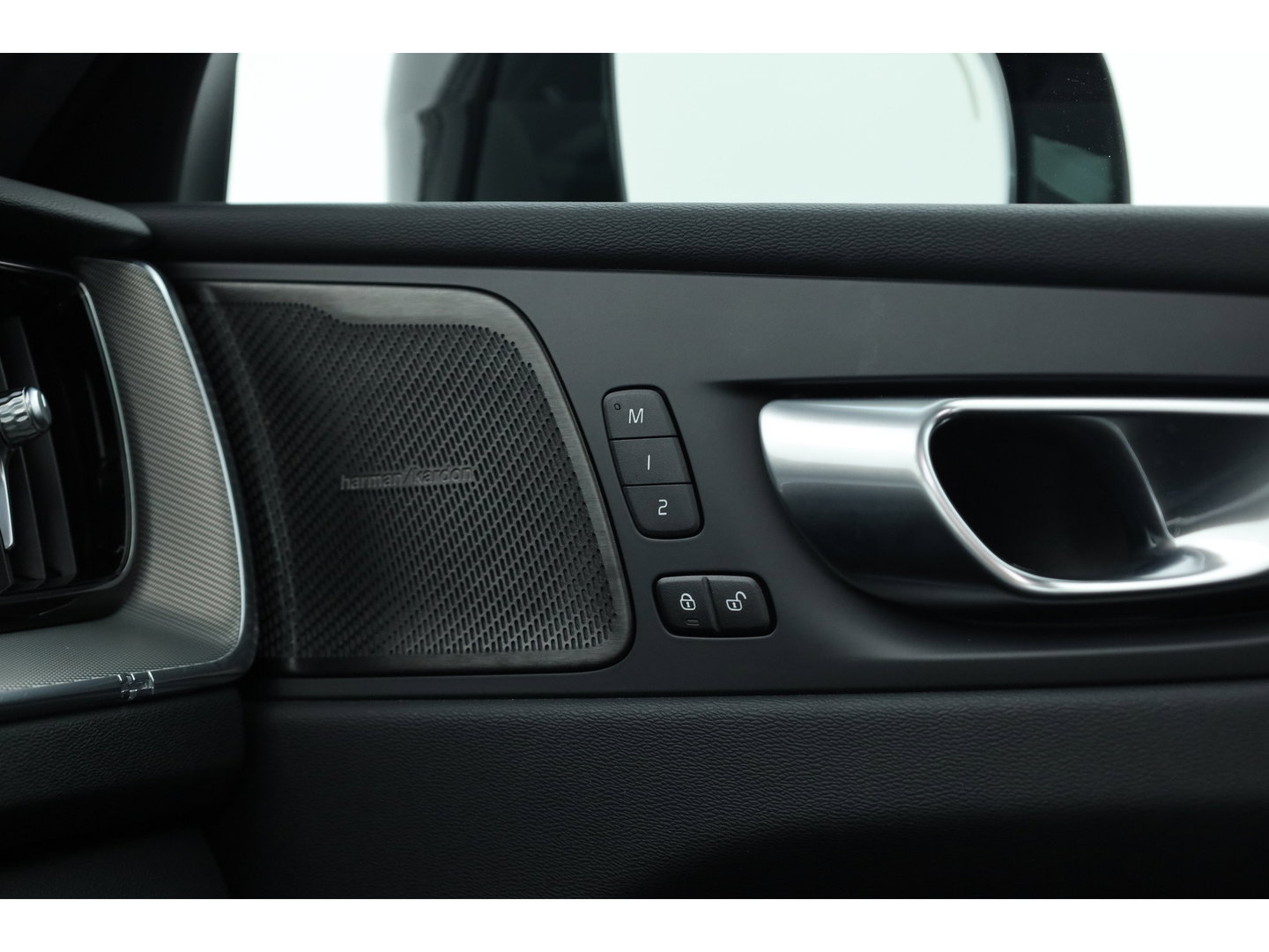 Volvo XC60 2.0 T8 Plug-in hybrid AWD Plus Black Edition | Pano | Soh 97% | Pilot Assist | H&K Audio | Mem. Stoelen |