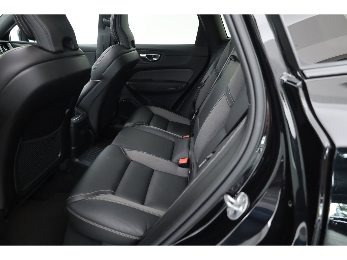 Volvo XC60 2.0 T8 Plug-in hybrid AWD Plus Black Edition | Pano | Soh 97% | Pilot Assist | H&K Audio | Mem. Stoelen |