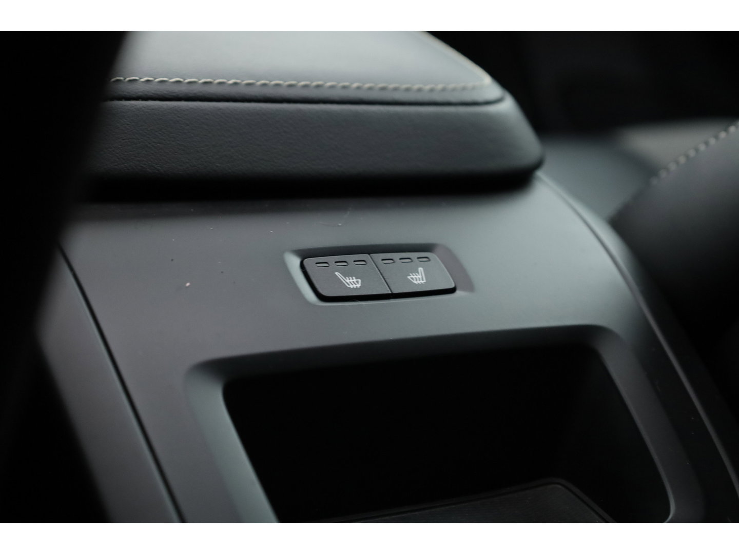 Volvo XC60 2.0 T8 Plug-in hybrid AWD Plus Black Edition | Pano | Soh 97% | Pilot Assist | H&K Audio | Mem. Stoelen |