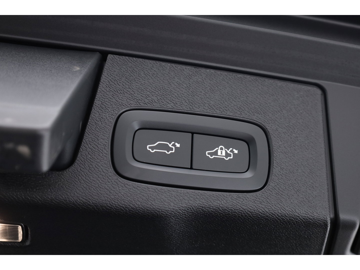 Volvo XC60 2.0 T8 Plug-in hybrid AWD Plus Black Edition | Pano | Soh 97% | Pilot Assist | H&K Audio | Mem. Stoelen |