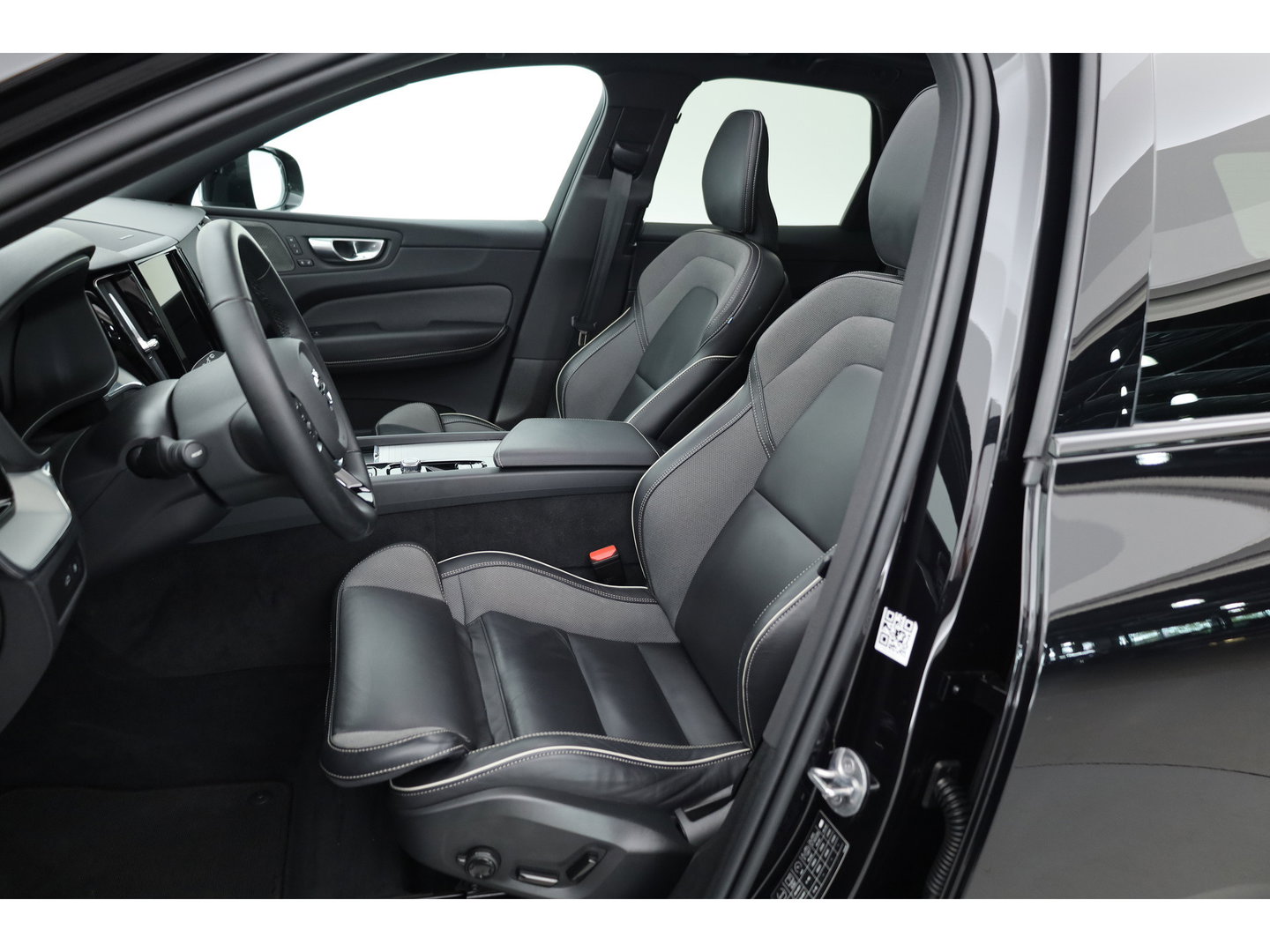Volvo XC60 2.0 T8 Plug-in hybrid AWD Plus Black Edition | Pano | Soh 97% | Pilot Assist | H&K Audio | Mem. Stoelen |
