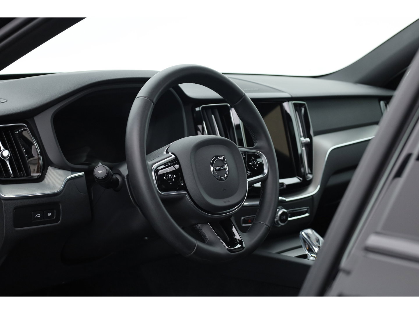 Volvo XC60 2.0 T8 Plug-in hybrid AWD Plus Black Edition | Pano | Soh 97% | Pilot Assist | H&K Audio | Mem. Stoelen |