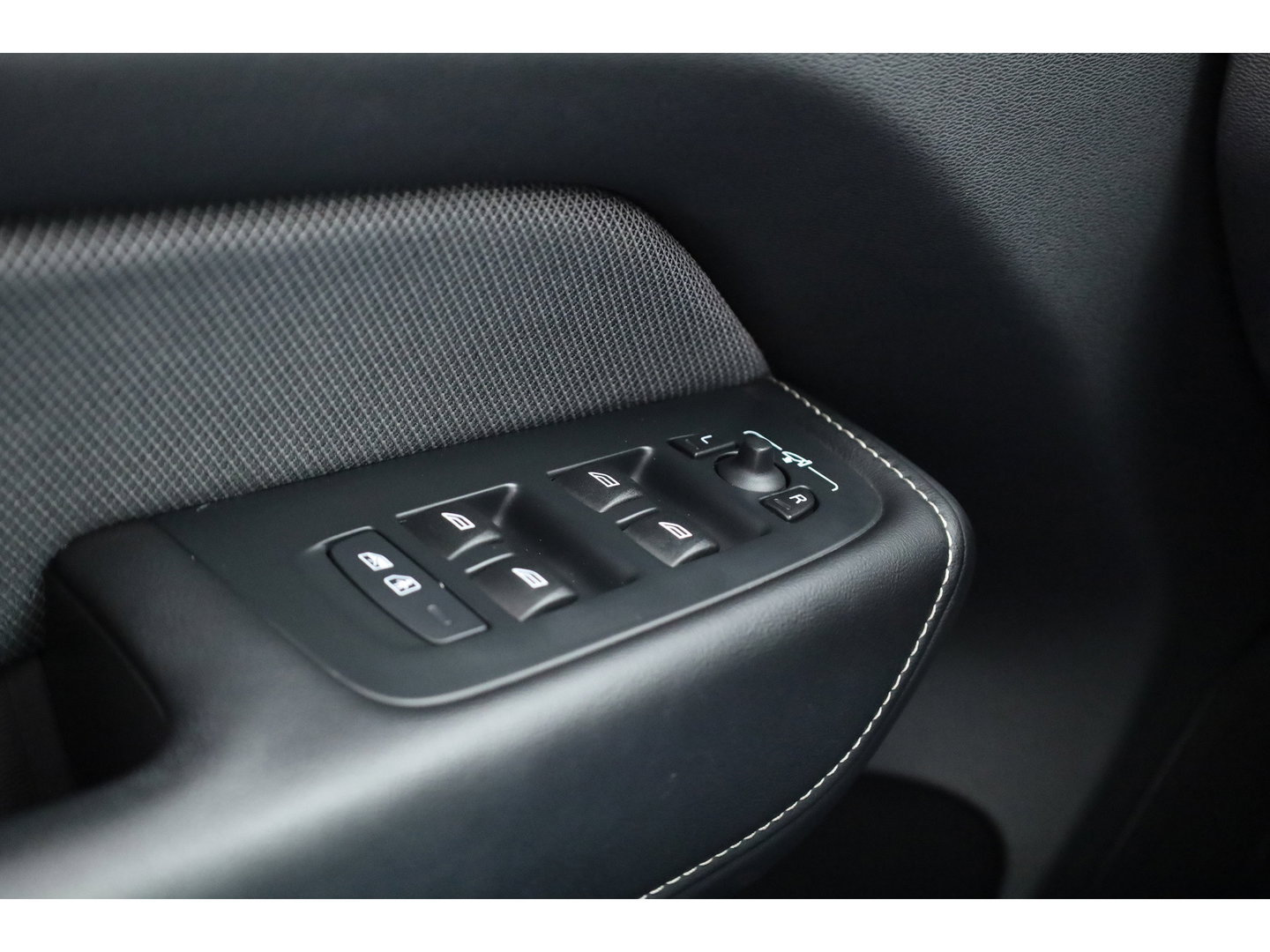 Volvo XC60 2.0 T8 Plug-in hybrid AWD Plus Black Edition | Pano | Soh 97% | Pilot Assist | H&K Audio | Mem. Stoelen |
