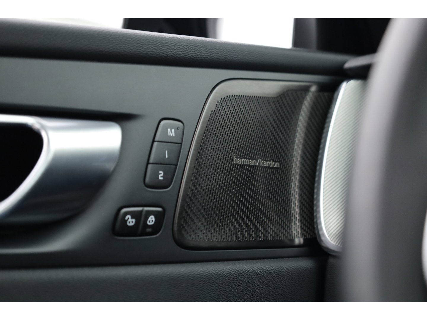 Volvo XC60 2.0 T8 Plug-in hybrid AWD Plus Black Edition | Pano | Soh 97% | Pilot Assist | H&K Audio | Mem. Stoelen |