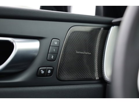 Volvo XC60 2.0 T8 Plug-in hybrid AWD Plus Black Edition | Pano | Soh 97% | Pilot Assist | H&K Audio | Mem. Stoelen |