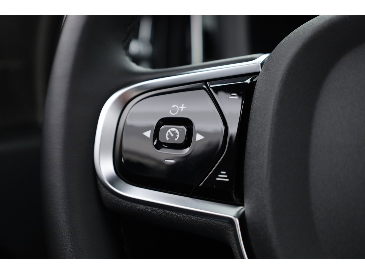 Volvo XC60 2.0 T8 Plug-in hybrid AWD Plus Black Edition | Pano | Soh 97% | Pilot Assist | H&K Audio | Mem. Stoelen |