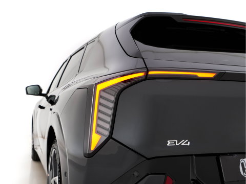 Kia EV4 GT-Line 81.4 kWh (3-Fase-11kW) { SoH-100%} Aut. *HEATPUMP | LEATHER | HARMAN/KARDON | PREMIUM-RELAX-SEATS | ADAPTIVE-LED | V2L | TOPVIEW | CARPLAY | BLINDSPOT | DIGI-COCKPIT | PRIVACY-GLASS | ECC | PDC | HEATED /VENTILATED | 19"ALU*