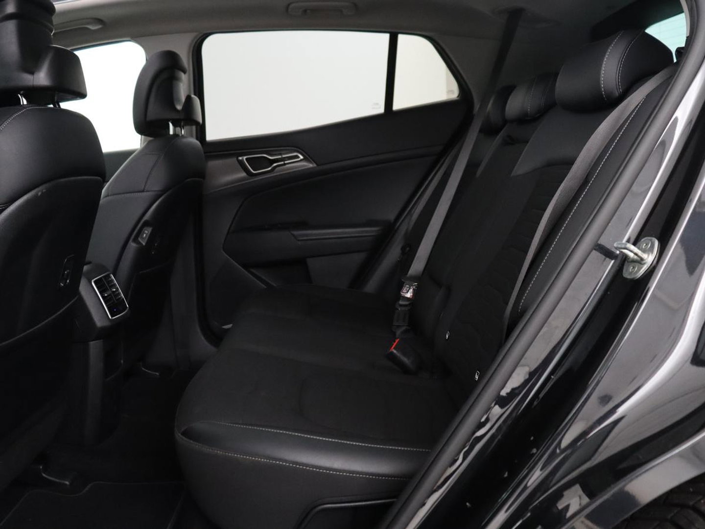 Kia Sportage 1.6 T-GDi Plug-in Hybrid AWD DynamicPlusLine | SOH 96,8% | Panorama dak | Trekhaak | Achteruitrijcamera | Apple CarPlay | Elektrisch bedienbare achterklep
