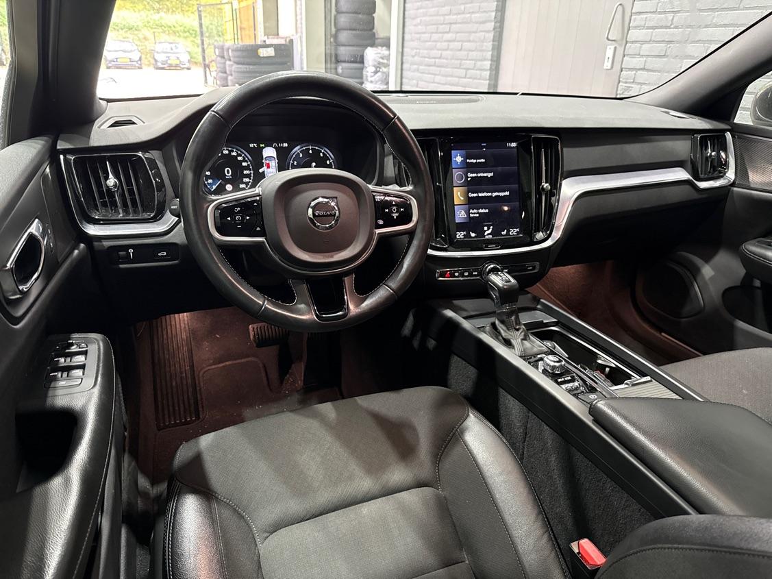 Volvo V60 2.0 T4 Momentum Pro | Harman/Kardon | Panoramadak | Trekhaak | Camera | Stoelverwarming | 19 Inch