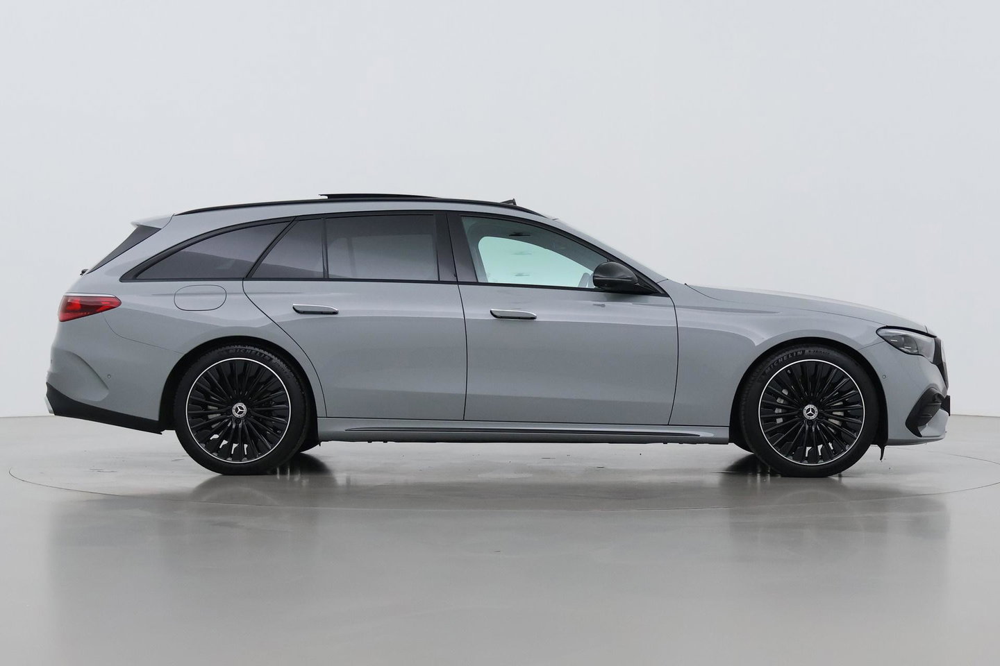 Mercedes-Benz E-Klasse 300 e AMG Line | Nightpakket | Panoramadak | 360° Camera | Trekhaak | Keyless | Stoelverwarming | 20 Inch