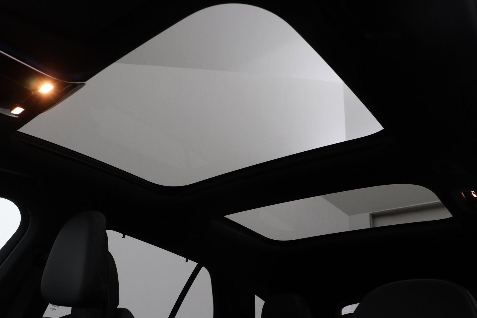 Mercedes-Benz E-Klasse 300 e AMG Line | Nightpakket | Panoramadak | 360° Camera | Trekhaak | Keyless | Stoelverwarming | 20 Inch