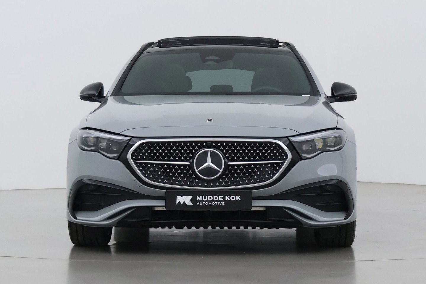 Mercedes-Benz E-Klasse 300 e AMG Line | Nightpakket | Panoramadak | 360° Camera | Trekhaak | Keyless | Stoelverwarming | 20 Inch
