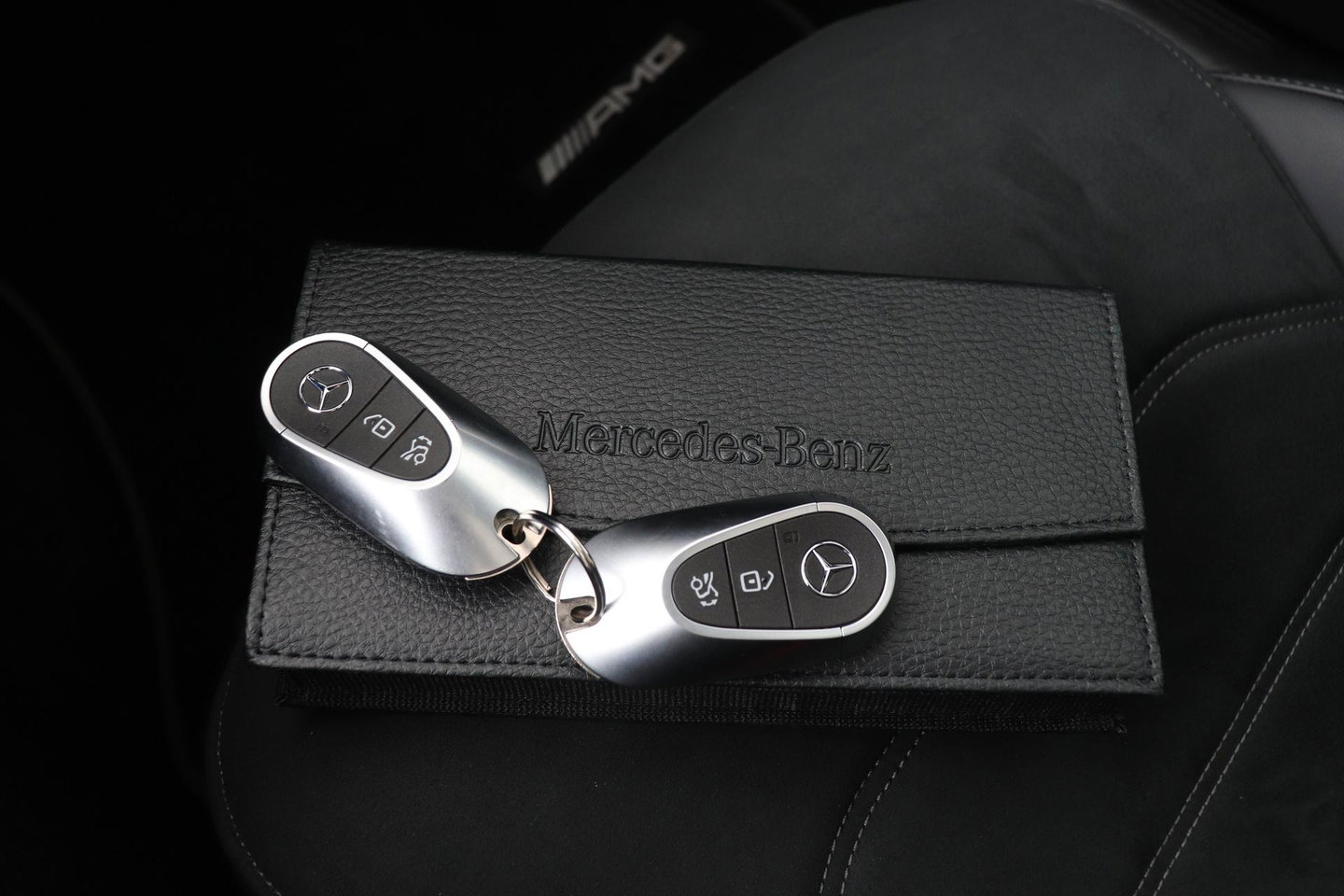 Mercedes-Benz E-Klasse 300 e AMG Line | Nightpakket | Panoramadak | 360° Camera | Trekhaak | Keyless | Stoelverwarming | 20 Inch