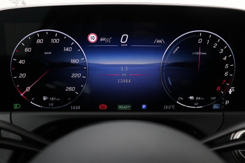 Mercedes-Benz E-Klasse 300 e AMG Line | Nightpakket | Panoramadak | 360° Camera | Trekhaak | Keyless | Stoelverwarming | 20 Inch