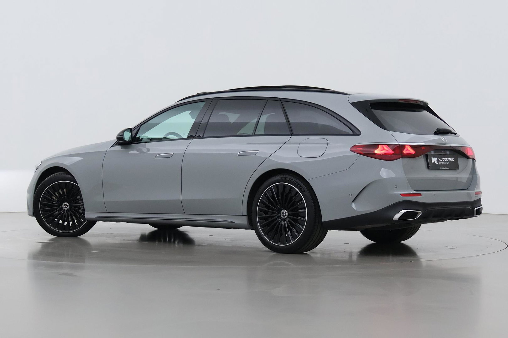 Mercedes-Benz E-Klasse 300 e AMG Line | Nightpakket | Panoramadak | 360° Camera | Trekhaak | Keyless | Stoelverwarming | 20 Inch