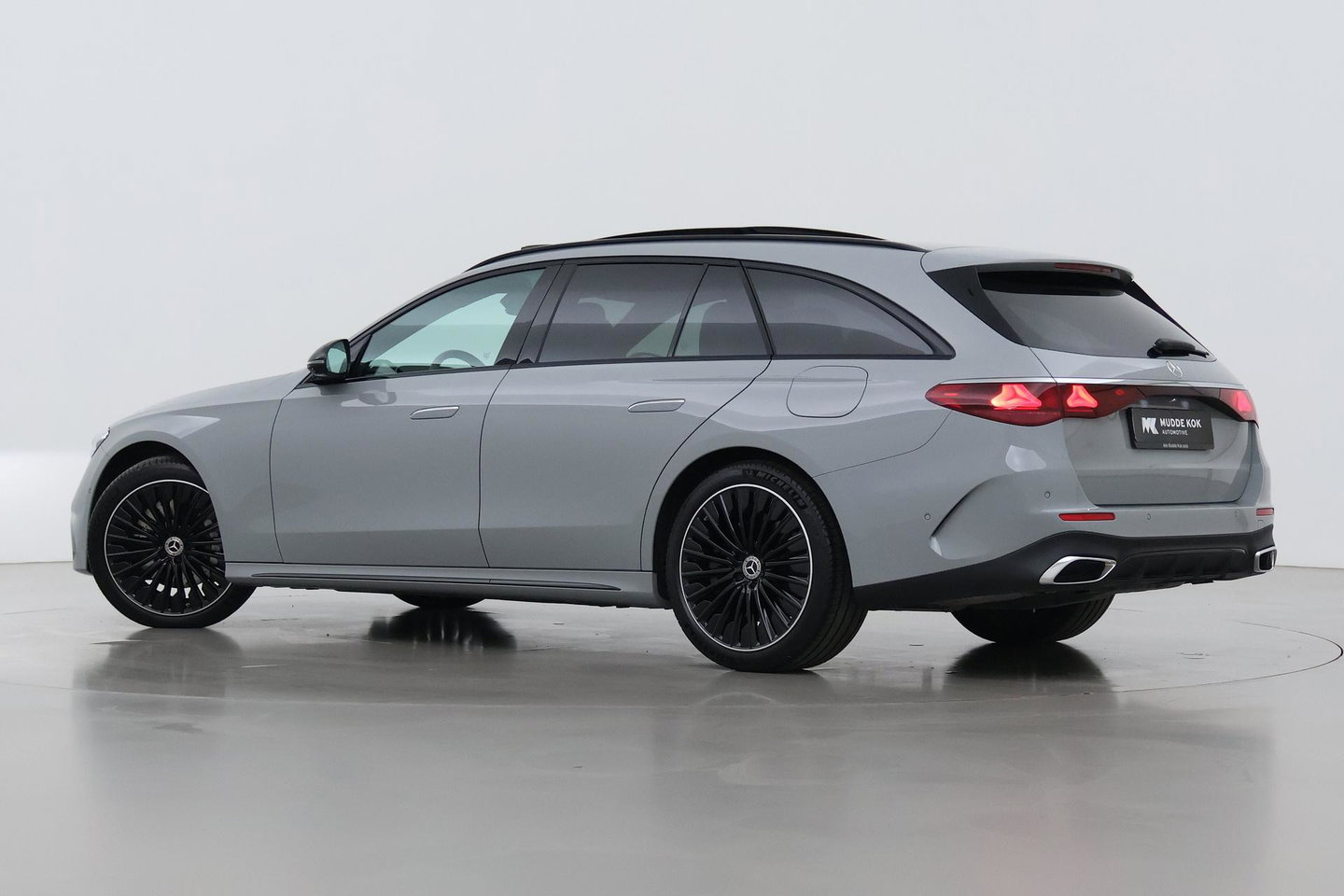 Mercedes-Benz E-Klasse 300 e AMG Line | Nightpakket | Panoramadak | 360° Camera | Trekhaak | Keyless | Stoelverwarming | 20 Inch