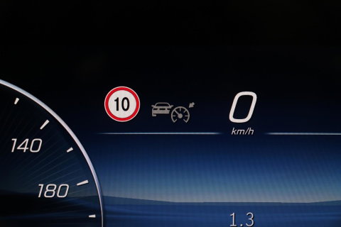 Mercedes-Benz E-Klasse 300 e AMG Line | Nightpakket | Panoramadak | 360° Camera | Trekhaak | Keyless | Stoelverwarming | 20 Inch