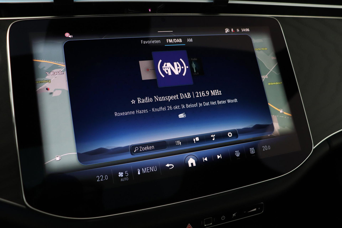 Mercedes-Benz E-Klasse 300 e AMG Line | Nightpakket | Panoramadak | 360° Camera | Trekhaak | Keyless | Stoelverwarming | 20 Inch