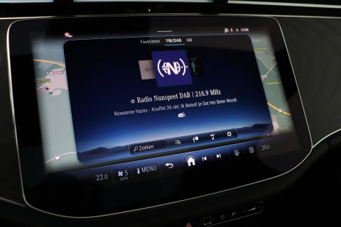 Mercedes-Benz E-Klasse 300 e AMG Line | Nightpakket | Panoramadak | 360° Camera | Trekhaak | Keyless | Stoelverwarming | 20 Inch