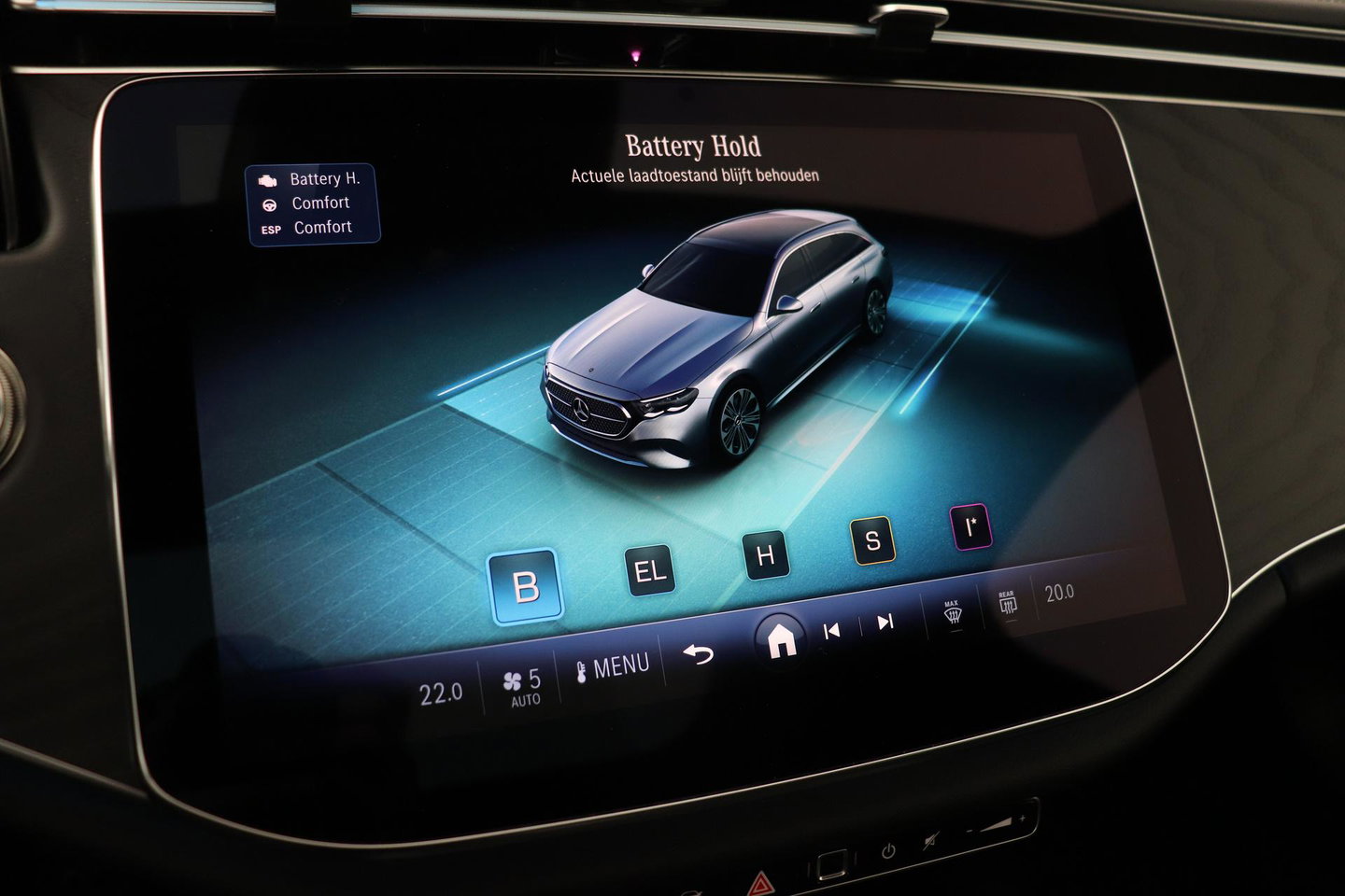Mercedes-Benz E-Klasse 300 e AMG Line | Nightpakket | Panoramadak | 360° Camera | Trekhaak | Keyless | Stoelverwarming | 20 Inch