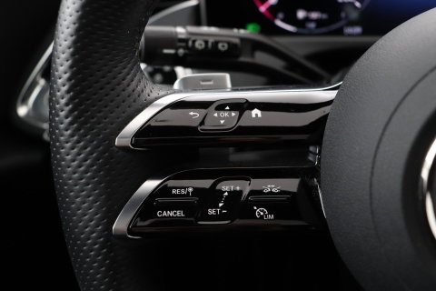Mercedes-Benz E-Klasse 300 e AMG Line | Nightpakket | Panoramadak | 360° Camera | Trekhaak | Keyless | Stoelverwarming | 20 Inch