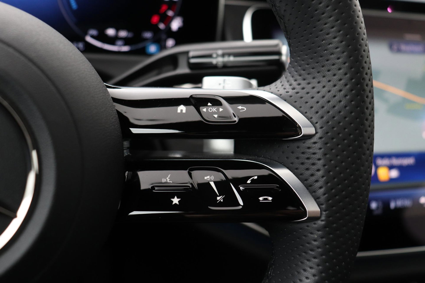 Mercedes-Benz E-Klasse 300 e AMG Line | Nightpakket | Panoramadak | 360° Camera | Trekhaak | Keyless | Stoelverwarming | 20 Inch