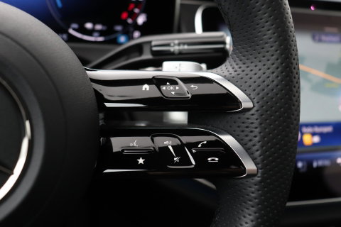 Mercedes-Benz E-Klasse 300 e AMG Line | Nightpakket | Panoramadak | 360° Camera | Trekhaak | Keyless | Stoelverwarming | 20 Inch