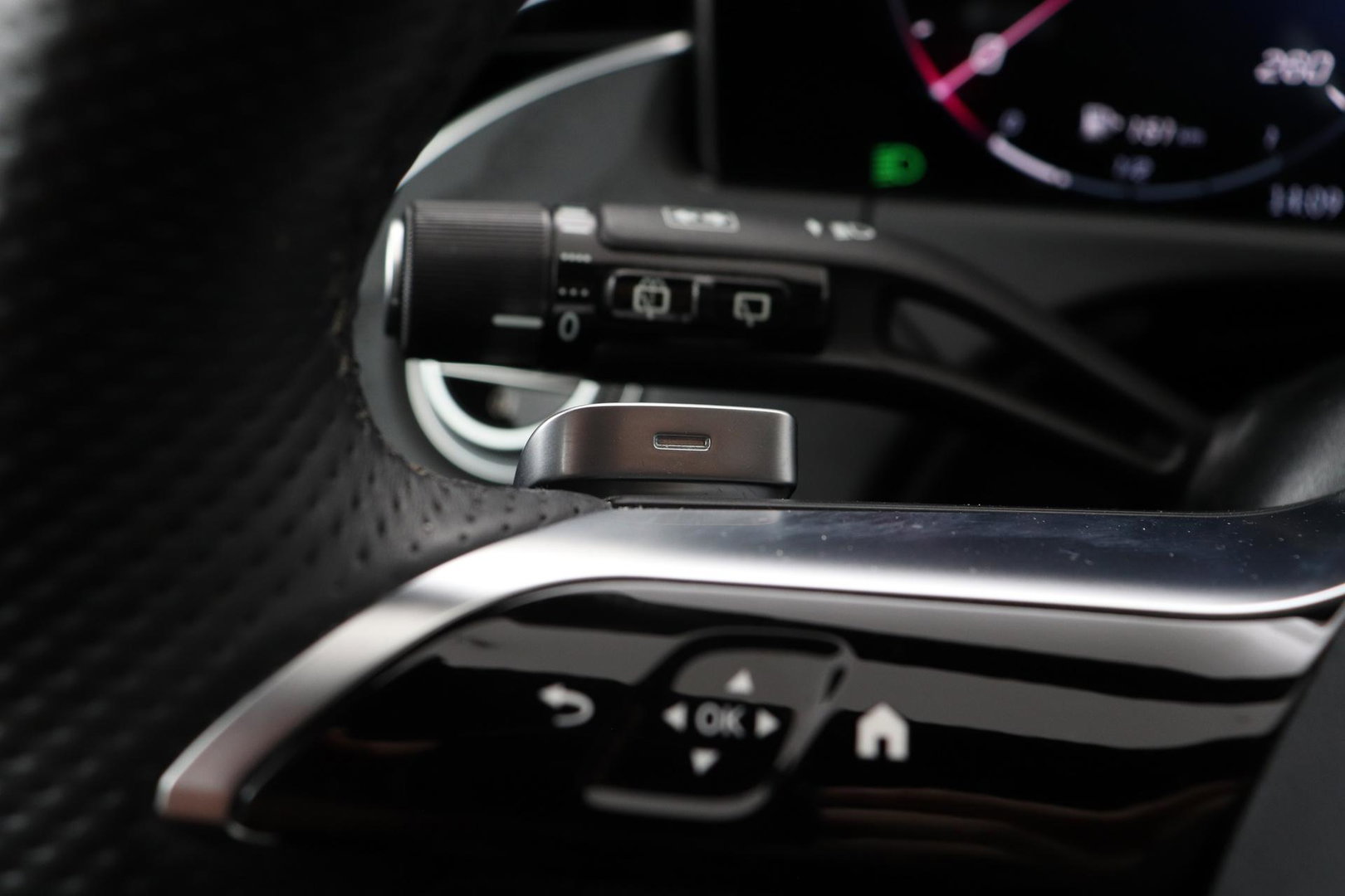 Mercedes-Benz E-Klasse 300 e AMG Line | Nightpakket | Panoramadak | 360° Camera | Trekhaak | Keyless | Stoelverwarming | 20 Inch