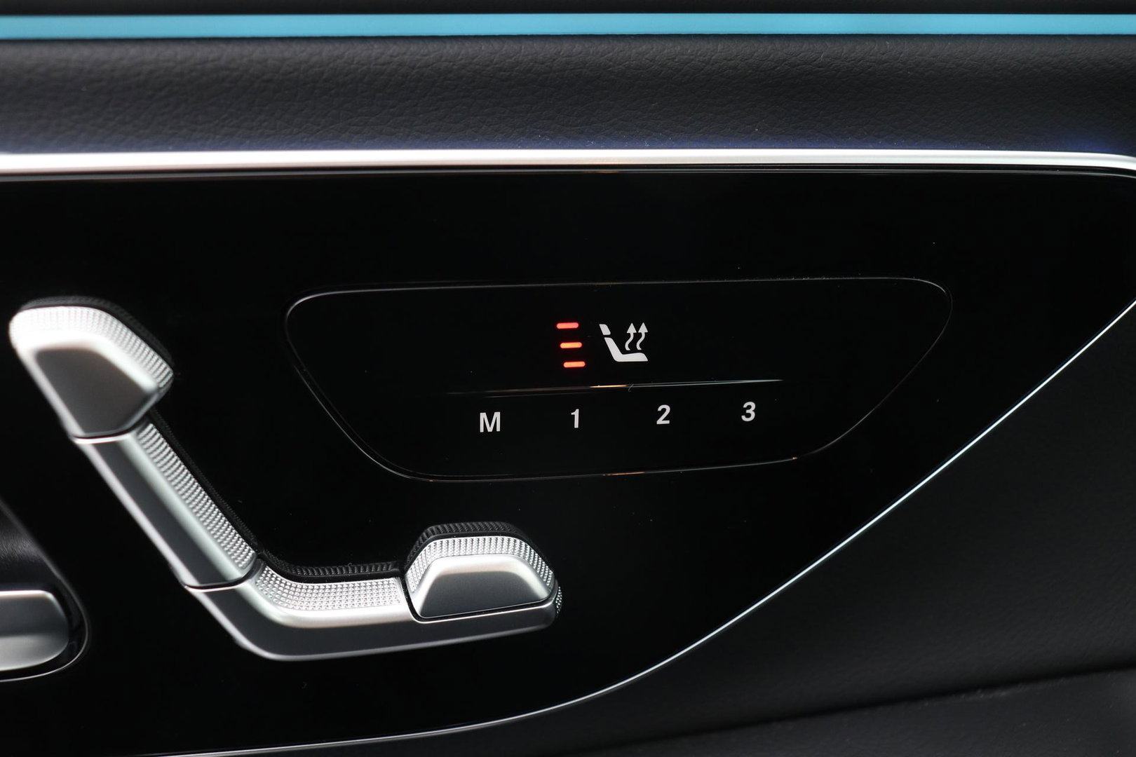 Mercedes-Benz E-Klasse 300 e AMG Line | Nightpakket | Panoramadak | 360° Camera | Trekhaak | Keyless | Stoelverwarming | 20 Inch