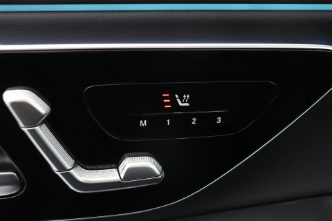 Mercedes-Benz E-Klasse 300 e AMG Line | Nightpakket | Panoramadak | 360° Camera | Trekhaak | Keyless | Stoelverwarming | 20 Inch