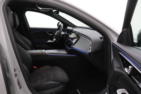 Mercedes-Benz E-Klasse 300 e AMG Line | Nightpakket | Panoramadak | 360° Camera | Trekhaak | Keyless | Stoelverwarming | 20 Inch