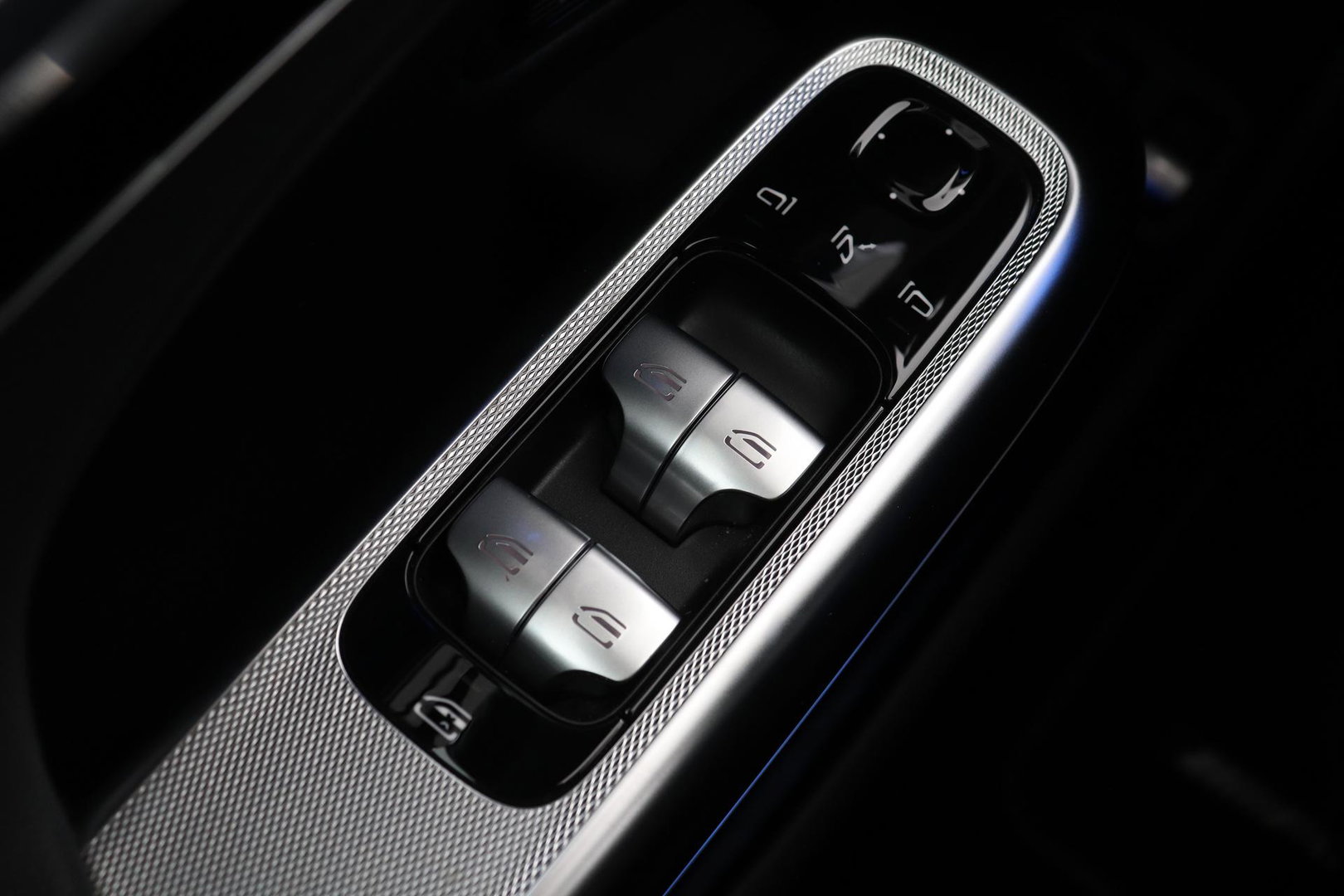 Mercedes-Benz E-Klasse 300 e AMG Line | Nightpakket | Panoramadak | 360° Camera | Trekhaak | Keyless | Stoelverwarming | 20 Inch