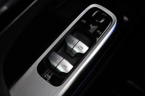 Mercedes-Benz E-Klasse 300 e AMG Line | Nightpakket | Panoramadak | 360° Camera | Trekhaak | Keyless | Stoelverwarming | 20 Inch