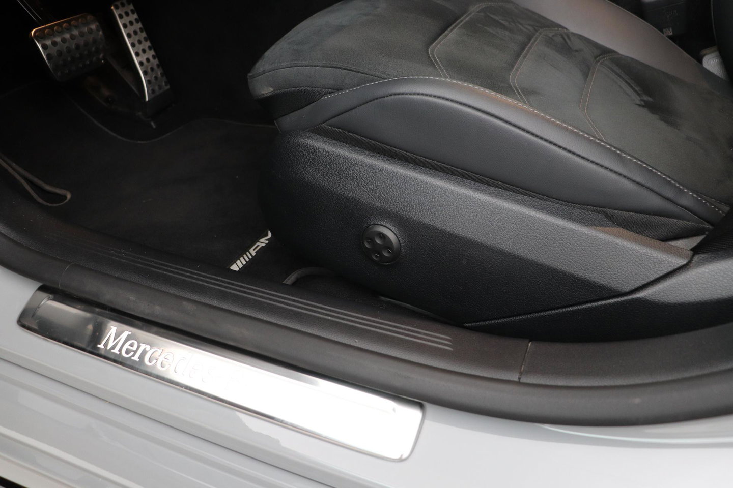 Mercedes-Benz E-Klasse 300 e AMG Line | Nightpakket | Panoramadak | 360° Camera | Trekhaak | Keyless | Stoelverwarming | 20 Inch