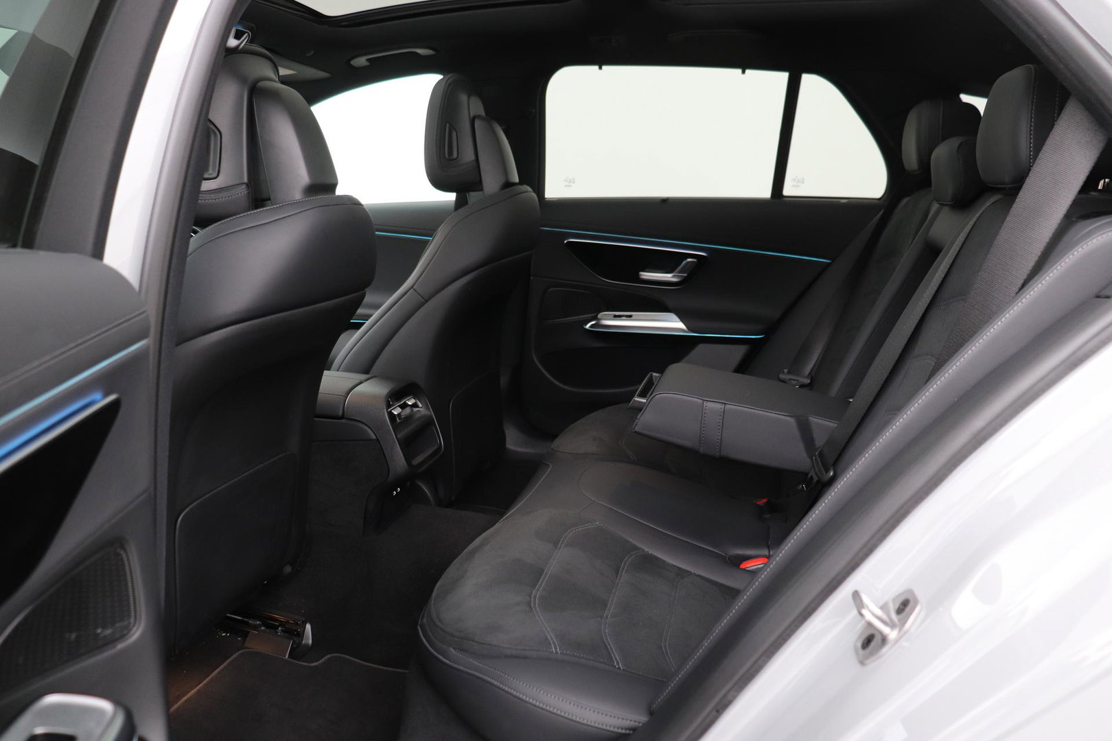 Mercedes-Benz E-Klasse 300 e AMG Line | Nightpakket | Panoramadak | 360° Camera | Trekhaak | Keyless | Stoelverwarming | 20 Inch