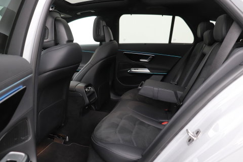 Mercedes-Benz E-Klasse 300 e AMG Line | Nightpakket | Panoramadak | 360° Camera | Trekhaak | Keyless | Stoelverwarming | 20 Inch
