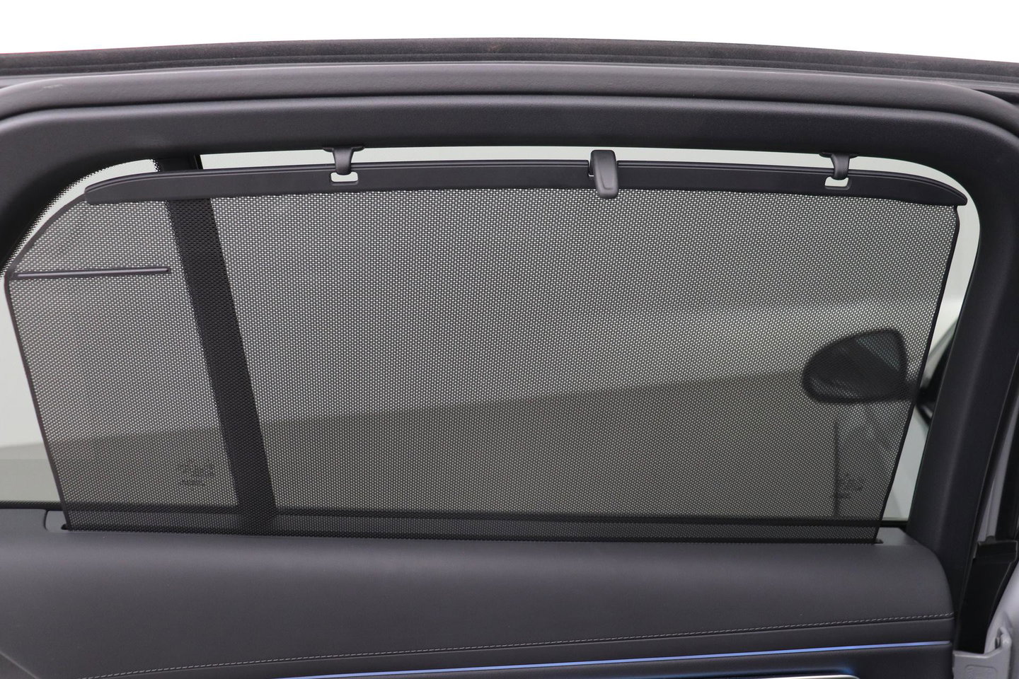 Mercedes-Benz E-Klasse 300 e AMG Line | Nightpakket | Panoramadak | 360° Camera | Trekhaak | Keyless | Stoelverwarming | 20 Inch